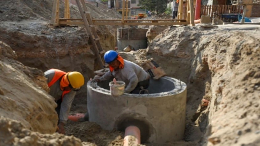 personas arreglando un pozo tubular