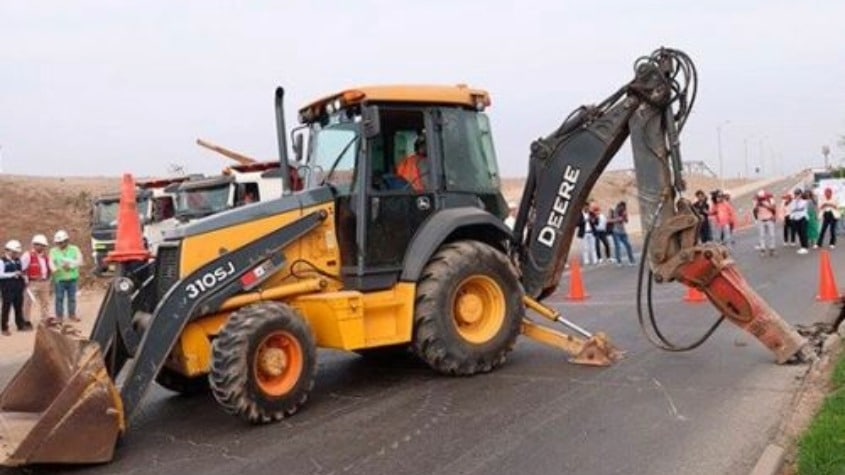 maquinaria haciendo trabajos de recapeo