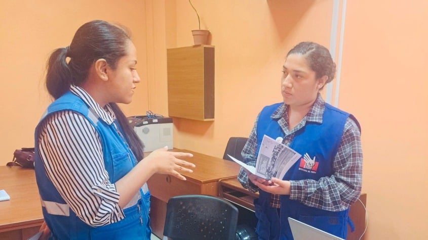 Dos trabajadoras de la sunass conversando