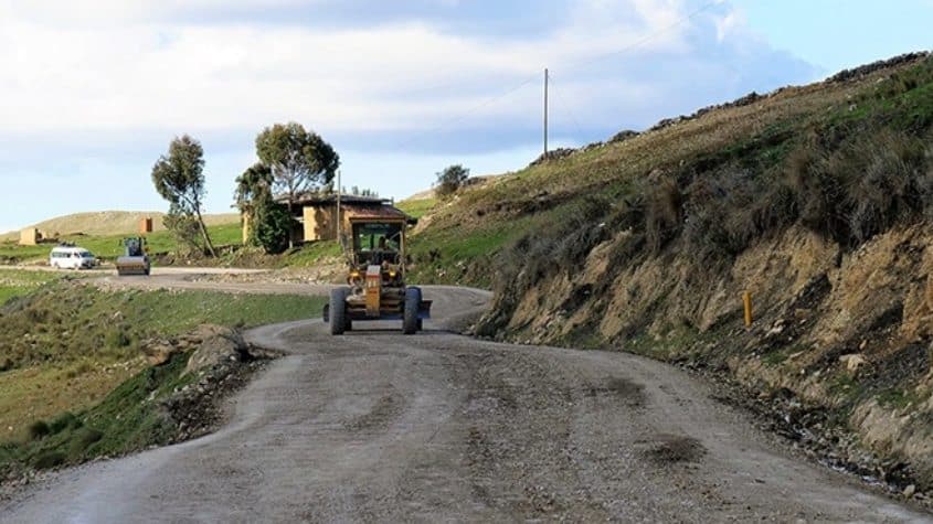 carretera y maquinaria realizando trabajos