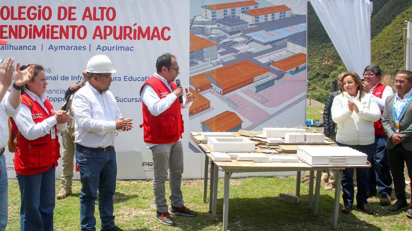 personas presentando una maqueta del proyecto