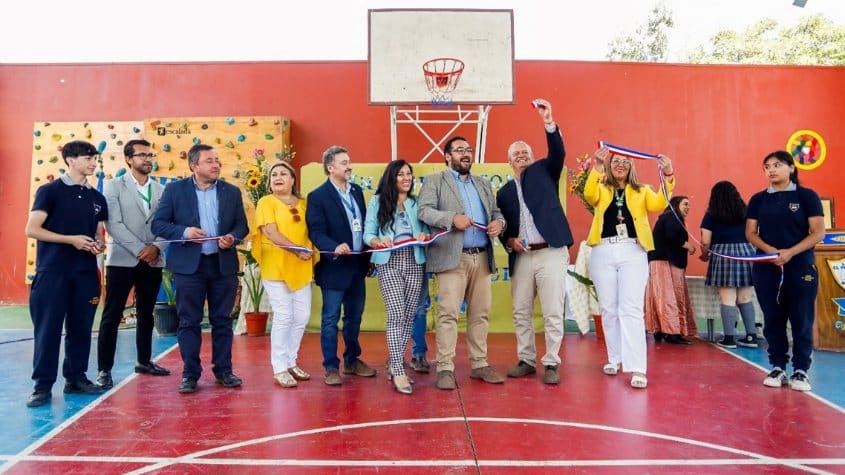 Personas inaugurando una obra
