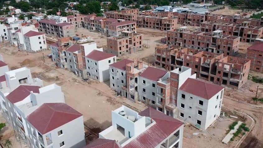 imagen de obre de complejo habitacional incompleta