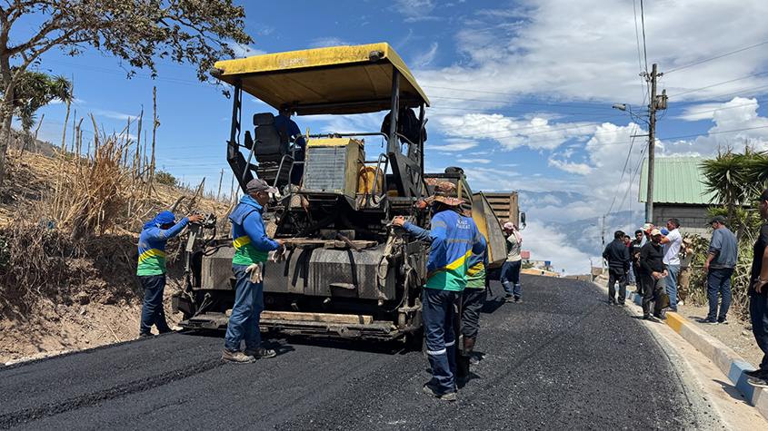 Ecuador: Prefectura de El Oro asfalta calles de la parroquia Abañín