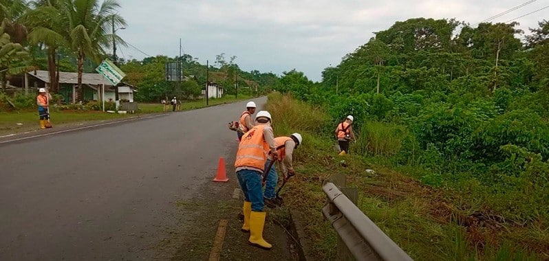 personas realizando el mantenimiento de una vía