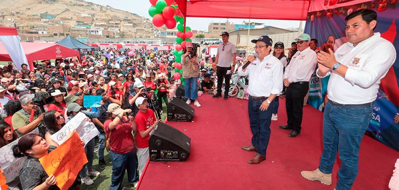titular del minsa frente a un público