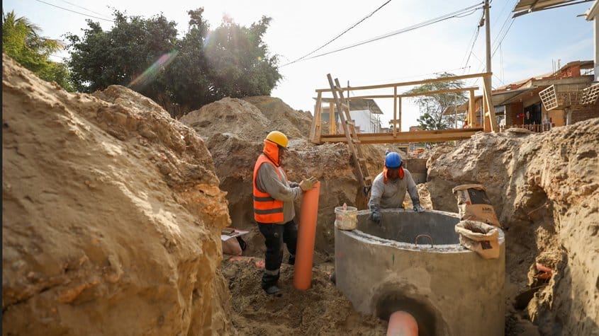 personas realizando obras de saneamiento
