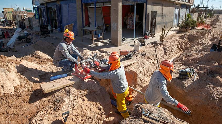 personas realizando obras de saneamiento