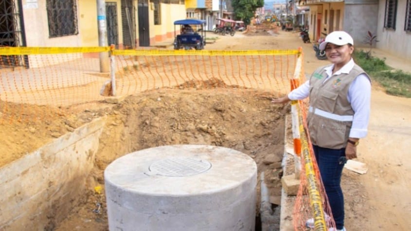 persona al lado de proyecto de pozo