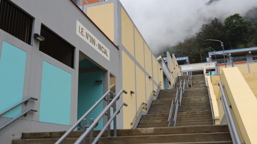 puerta colegio piura