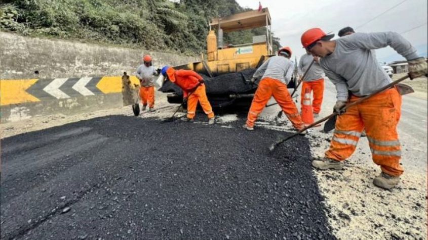 trabajadores asfaltando carretera