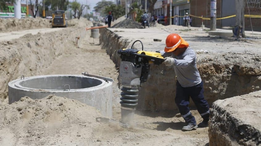 Avanza firma de contrato para obras de agua potable en Sullana