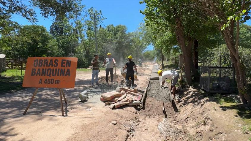 trabajadores ejecutan obra vial