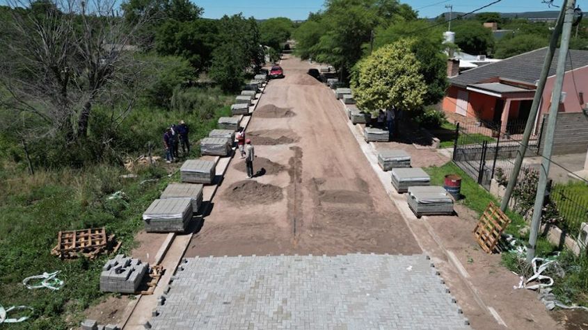 obreros ejecutan obras de pavimento