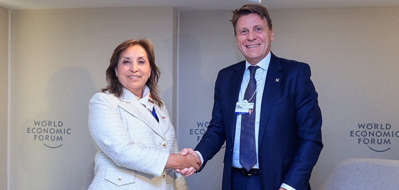 presidenta boluarte estrechando manos con ejecutivo de Newmont