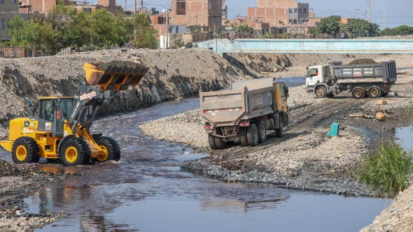 Ministerio de Vivienda continúa con descolmatación en el río Chillón