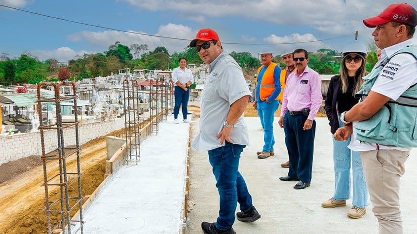 supervisan la construcción de puente