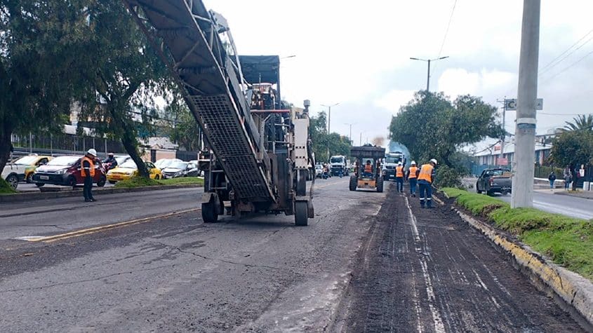 maquinaría realiza mantenimiento de pistas