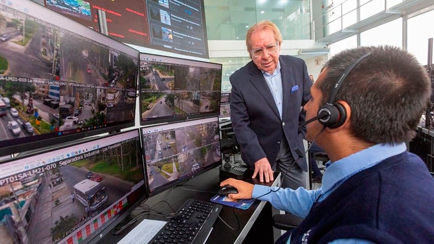 persona monitoreando cámaras de vigilancia