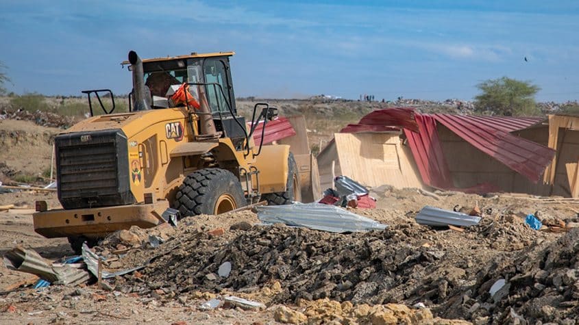 maquinaría destruye construcciones informales