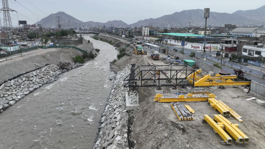 Cierran av. Malecón Checa por construcción de puente que unirá SJL y El Agustino