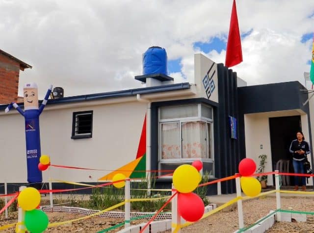 Bolivia: Gobierno entregó 598 viviendas sociales en Santa Cruz