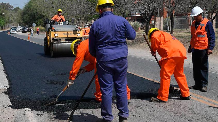 personas pavimentan pista