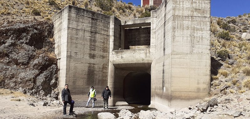 construcción represa de Iruro