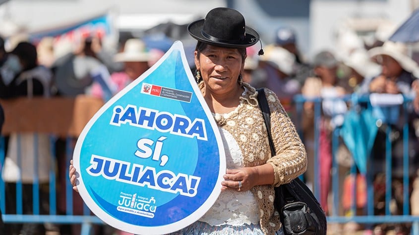 persona con cartel