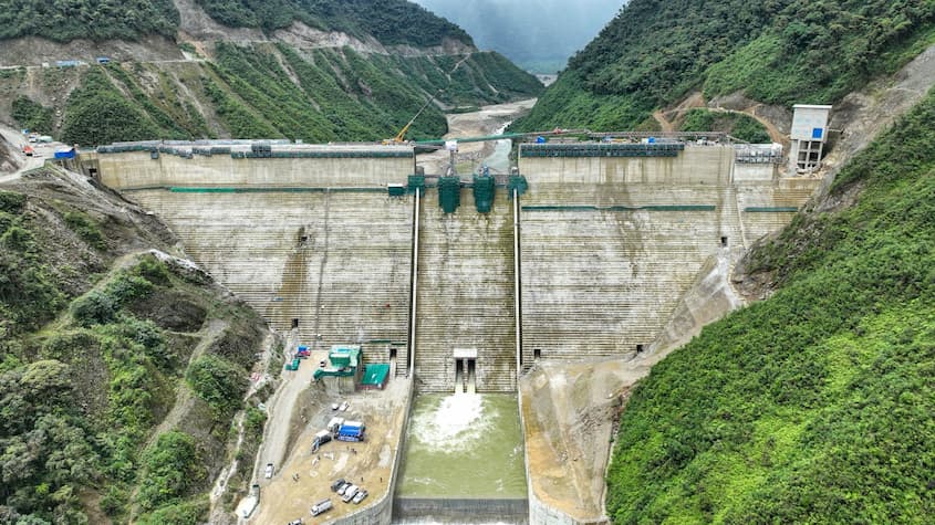La imagen muestra la represa del proyecto hidroeléctrico Ivirizu en Bolivia, una obra clave para la generación de energía renovable en el país.