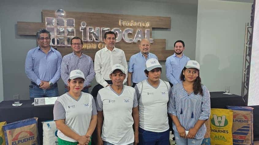 Un grupo de ocho personas posa para una fotografía en un evento de la "Fundación INFOCAL". Alrededor, se observan sacos de cemento con distintas marcas, lo que sugiere una actividad relacionada con la construcción.