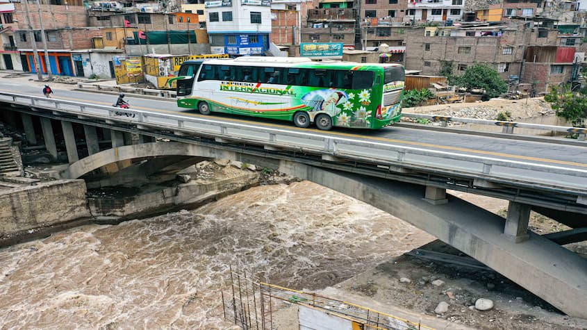 Puente en la carretera con río pasando por debajo.
