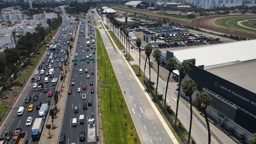 vía con autos