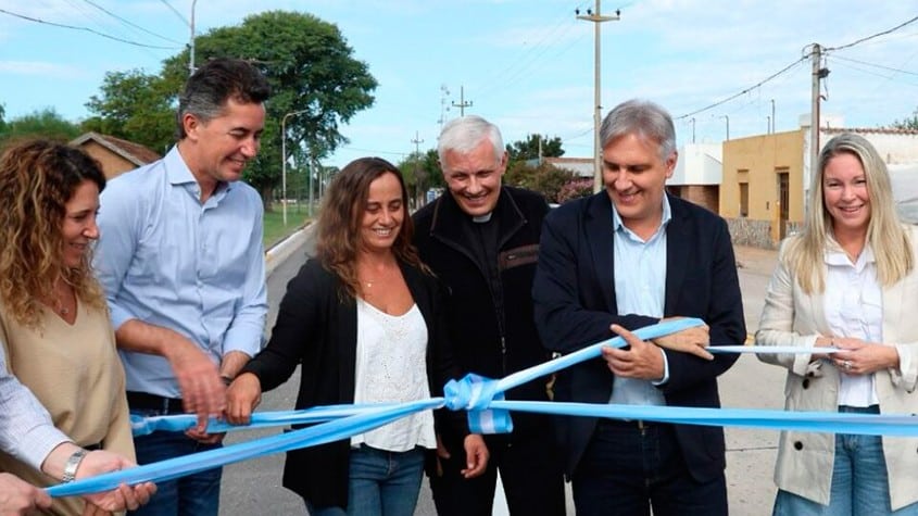 Persona inaugurando obra