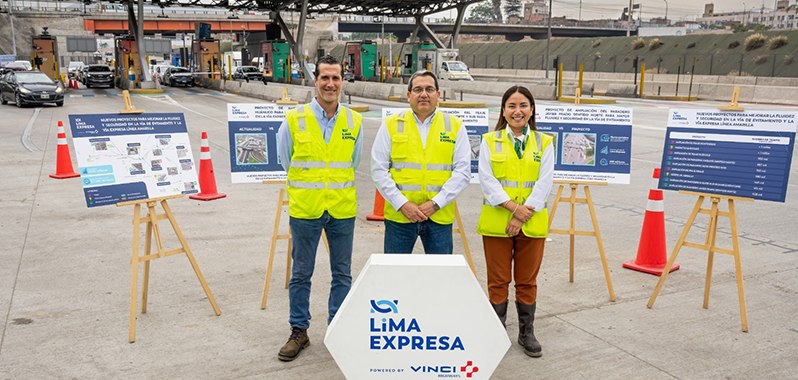personas paradas cerca a peaje