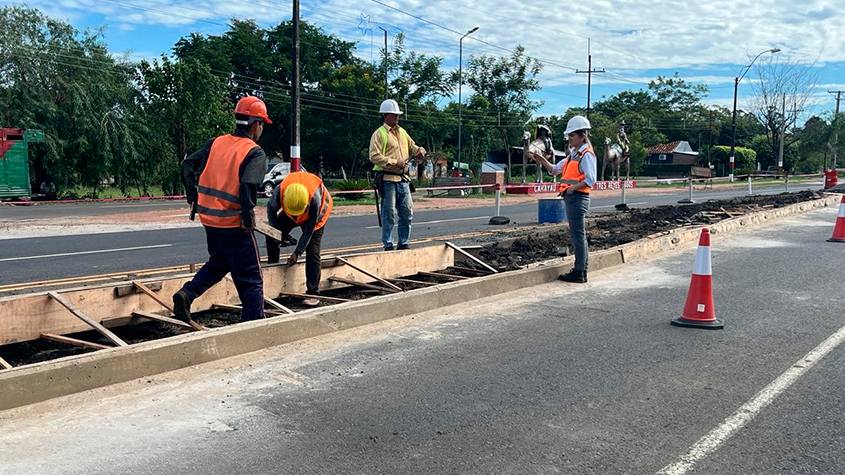 personas realizando obras en carretera