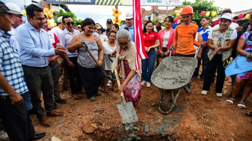 personas forman parte de ceremonia de inicio de obras