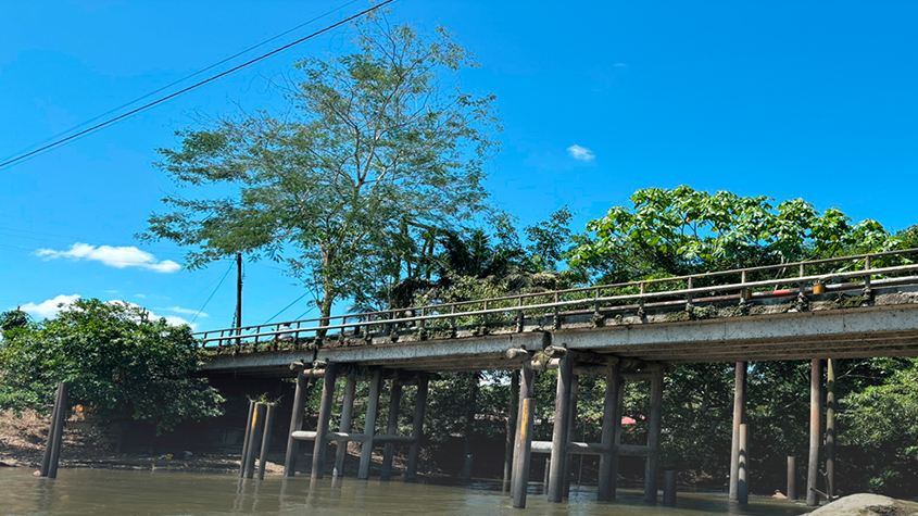 puente sobre río