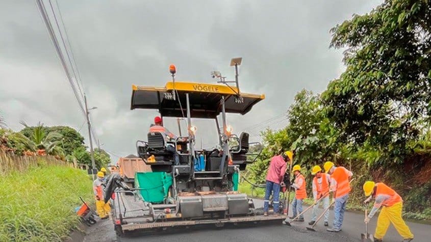 trabajadores y maquinaría sobre pista