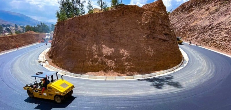 Asfaltado de carretera en Huancavelica