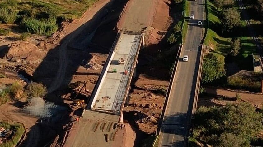 Argentina: Construcción de puente sobre el río Carnero registra avance del 58%