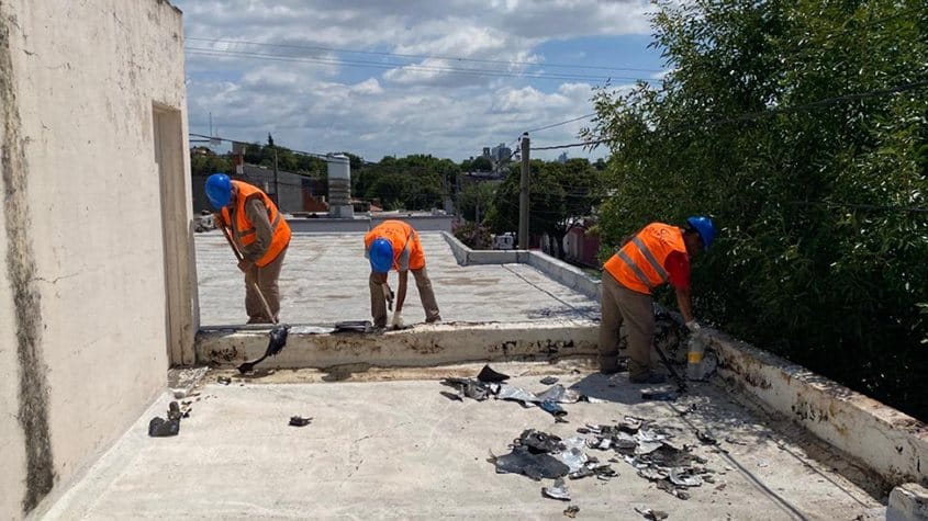 obreros realizando mantenimiento