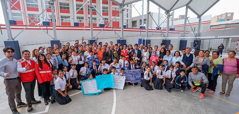 personas con pancartas