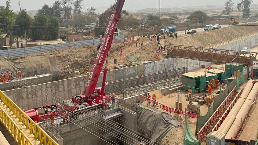 Instalan estructura metálica del Puente La Canoa en Cajamarquilla
