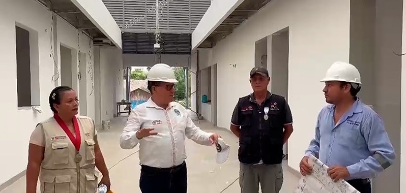 personas inspeccionando avance de obra