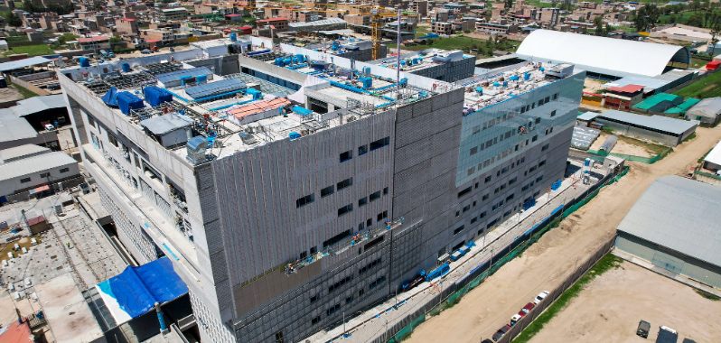 Hospital de Essalud en construcción