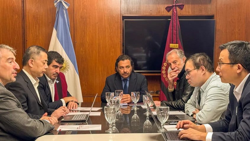 personas sentadas alrededor de una mesa