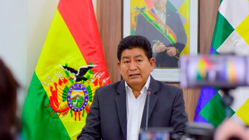 persona y bandera boliviana