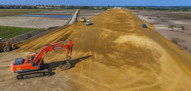 Obras de construcción de la vía de evitamiento en Chiclayo con maquinaria pesada y nivelación de terreno.