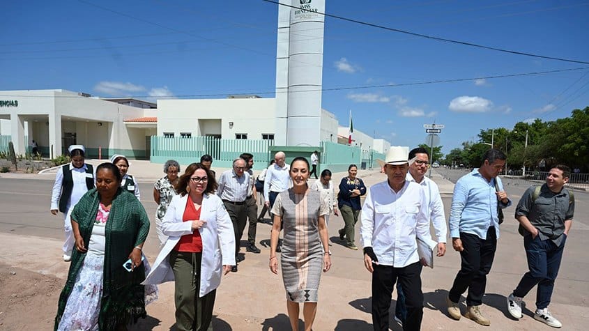 personas y fachada de hospital